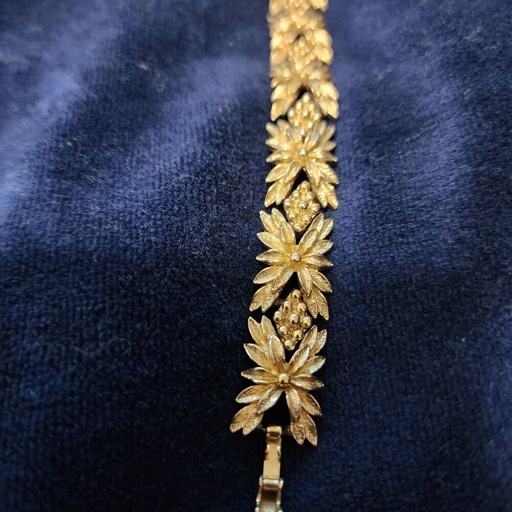 Sarah Coventry Vintage Bracelet Gold Tone Floral Leaves Textured Links - Picture 4 of 12